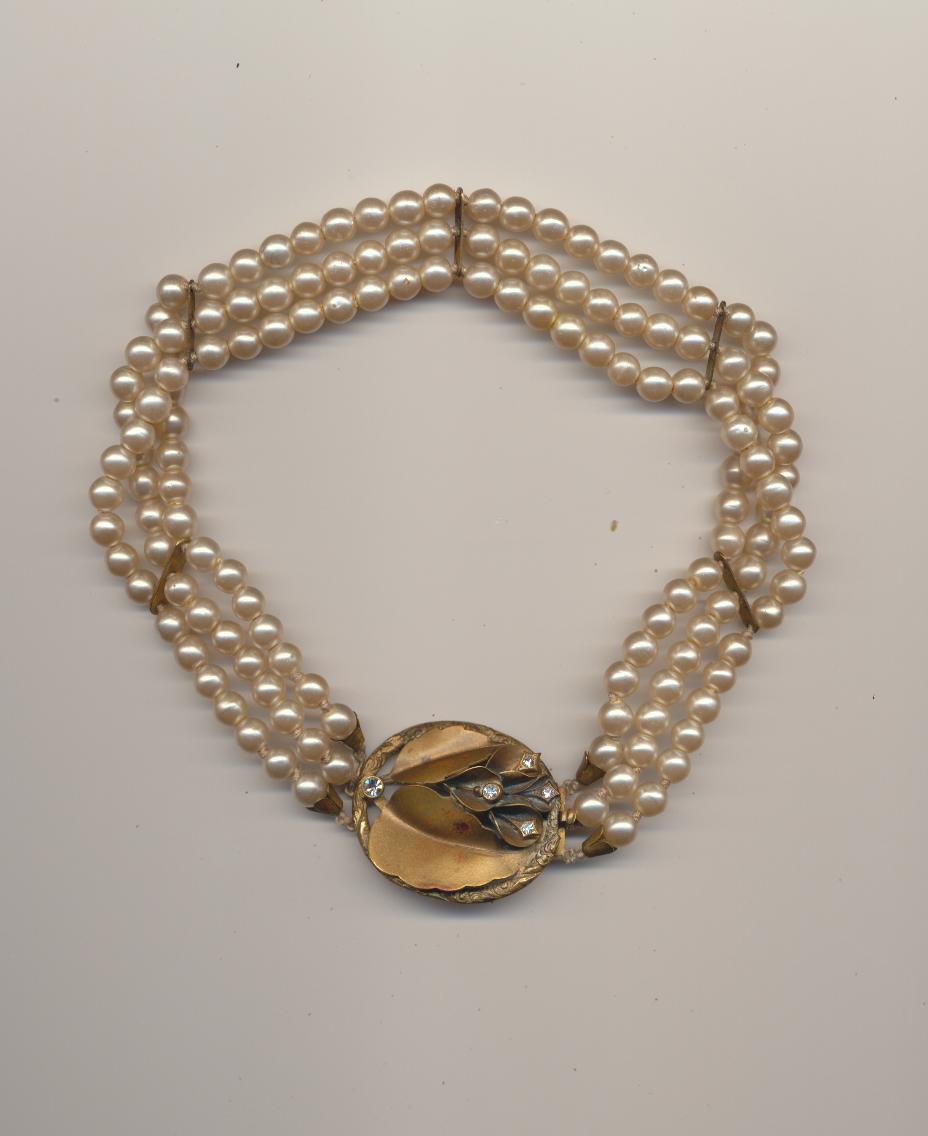 Antique choker necklace, nicknamed Dog Collar, made of glass pearls ...