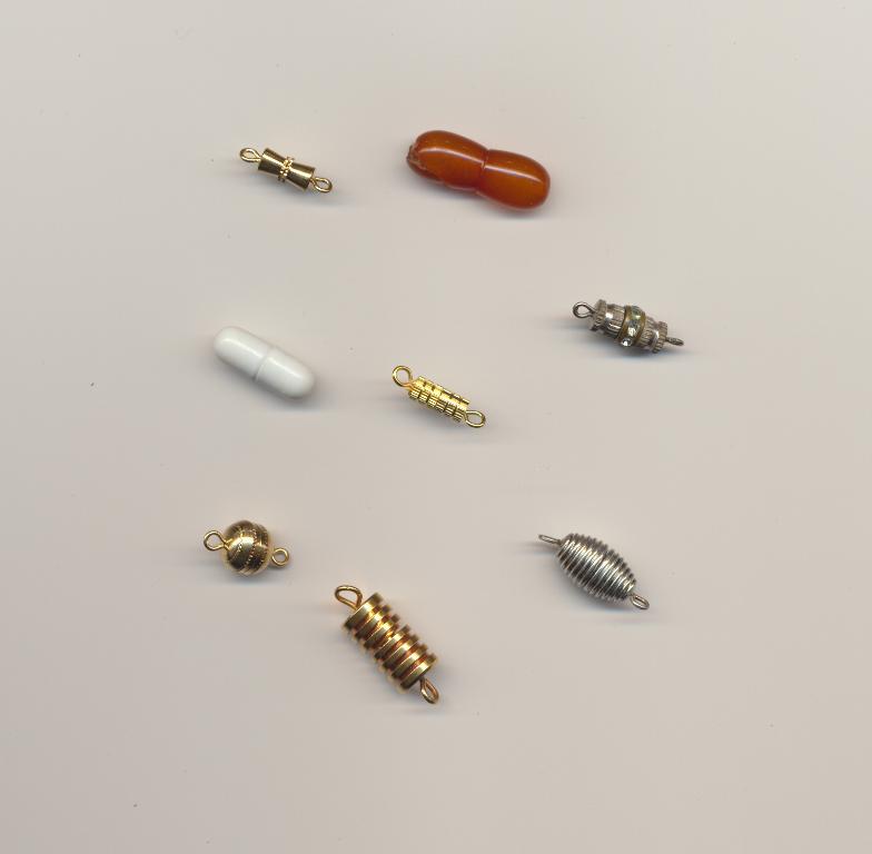 Screw clasps - closed: old and new, silver- and gold colored metal, plastic and amber.