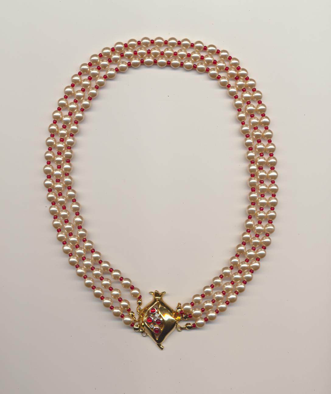 A Boring Necklace Rescued By Its Clasp By Turning It To The Front